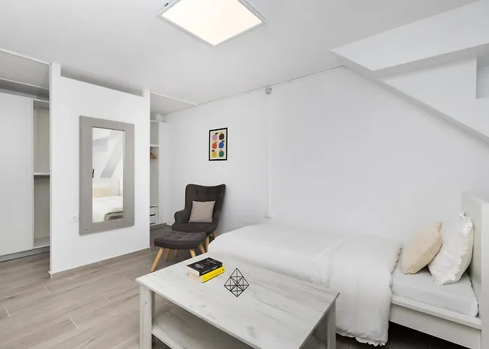 Modern Urban Loft Next To Center - By Nuvia Domus * Selanik